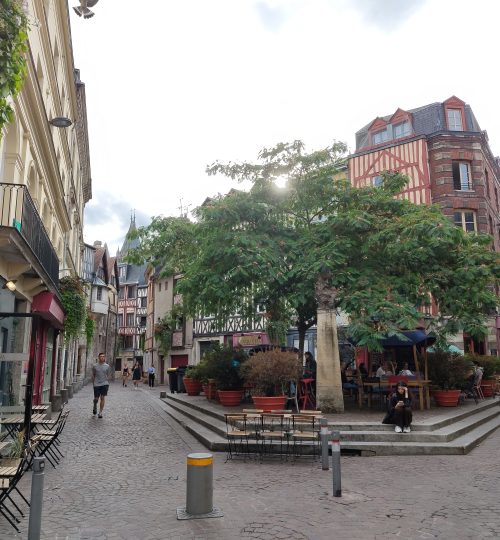 Ortswechsel: Nun bin ich in Rouen. Hier zu sehen ist der Place Saint-Amand.