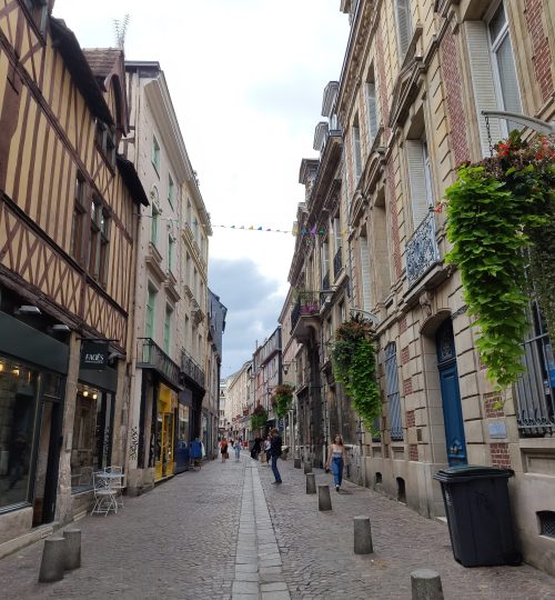 Hier eine weitere schöne Straße in Rouen, die von vielen Fachwerkhäusern gesäumt ist.