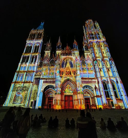 Am Abend wurde die Kathedrale mit wunderschönen Lichtinstallationen bestrahlt.
