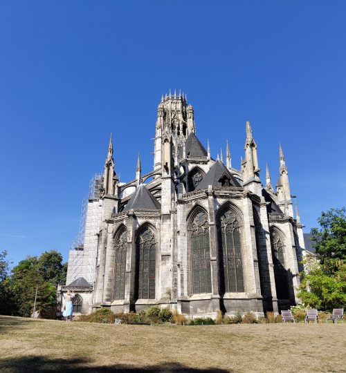Eine weitere Kirche in Rouen: Die Abtei Saint-Ouen - hier gesehen aus vom Park dahinter.