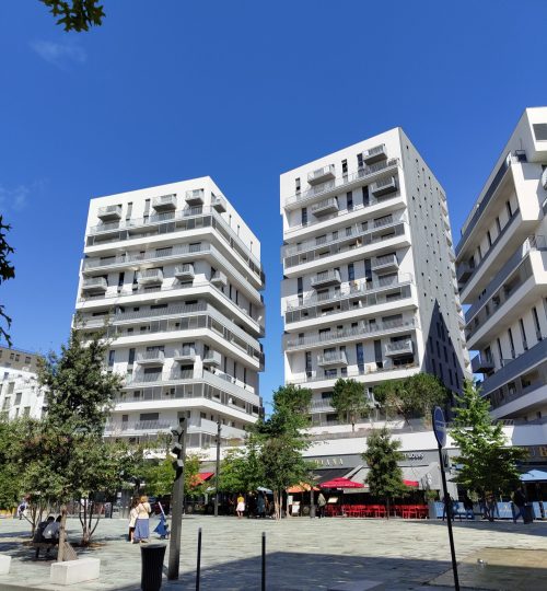 Hohe Gebäude am Place du Grand Ouest im Zentrum Massys.