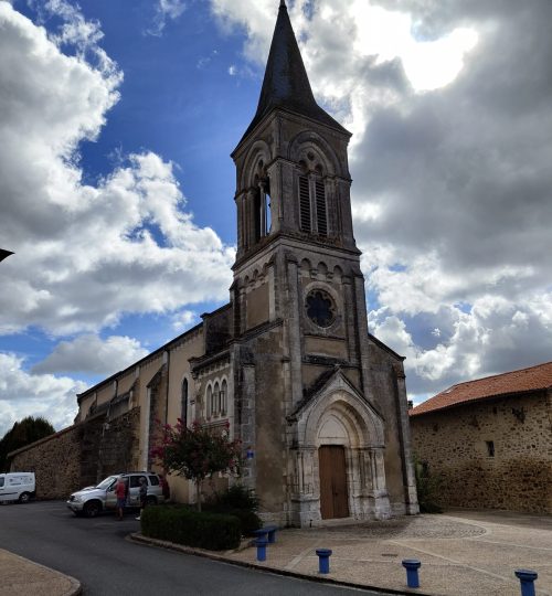 Kirche in der Kleinstadt Massignac im Département Charente.