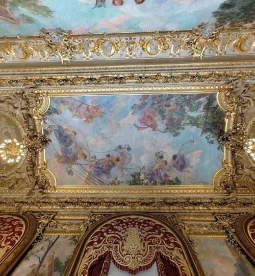 Ein Saal in der "Opéra-Comique".