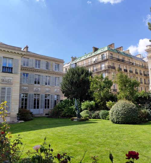 Ausblick auf den Garten des Gebäudes der französischen Ehrenlegion.