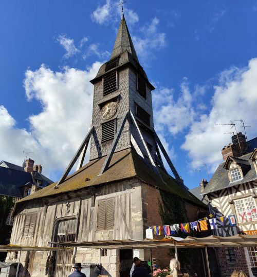 Glockenturm in Honfleur mit Markt im Vordergrund.