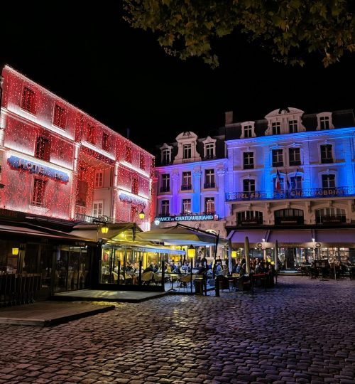 Beleuchtete Gebäude in Saint Malo bei Nacht.