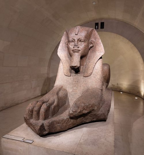 Eine Sphinx im Louvre, die Jean-François Champollion dorthin brachte.