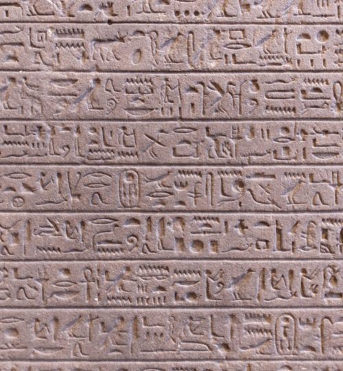 Ägyptische Hieroglyphen. Entschlüsselt wurde diese Schrift vom Franzosen Jean-François Champollion - dem ersten Kurator der ägyptischen Sammlung des Louvre.