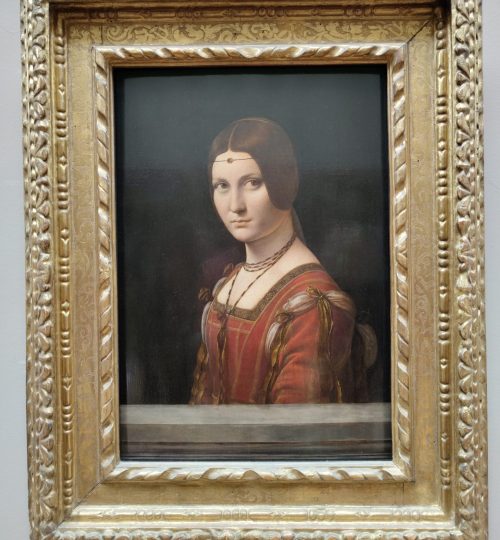 "La Belle Ferronnière" - ein weiteres Gemälde von Leonardo da Vinci vor dem deutlich weniger Menschen sind.