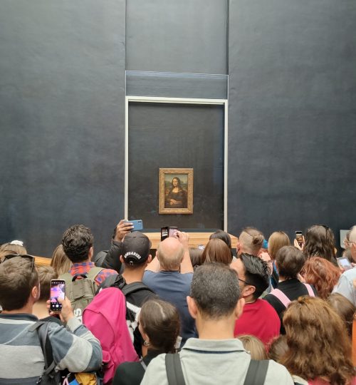 Eine sehr große Menschenmenge vor der Mona Lisa von Leonardo da Vinci.