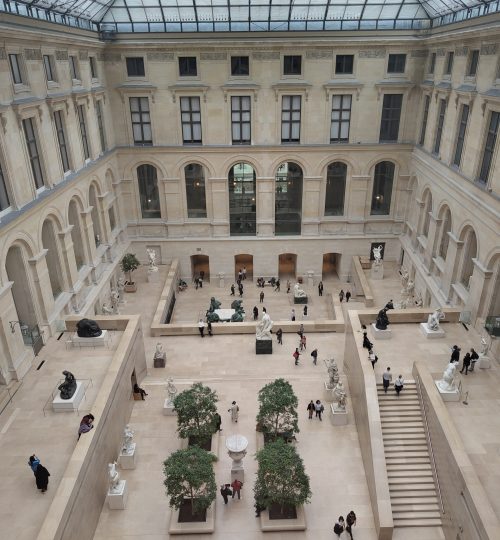 Ein überdachter Innenhof des Louvre.