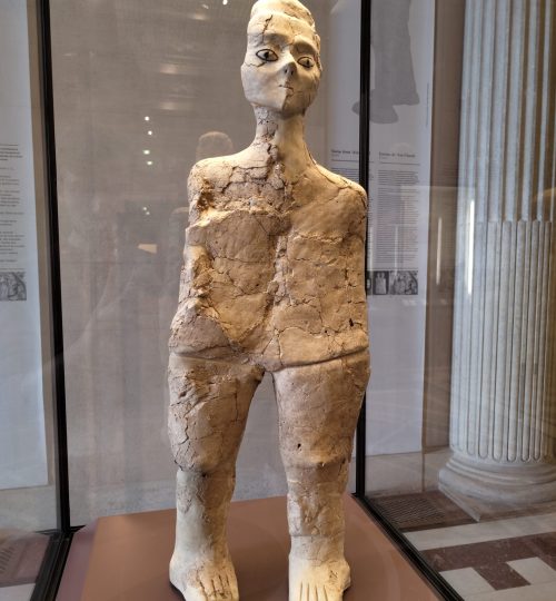 Eine "Ain Ghazal" Statue im Louvre - mit etwa 9000 Jahren das älteste Kunstwerk, das sich im Besitz des Louvre befindet.