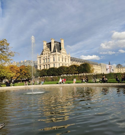 Ein Springbrunnen im Jardin des Tuileries vor dem Louvre.