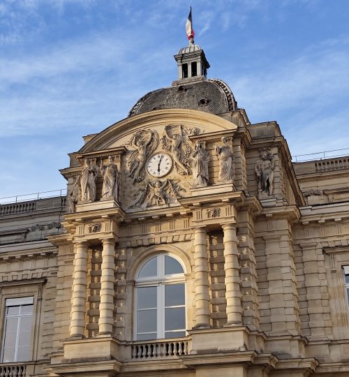Teil der Fassade des Palais du Luxembourg - gesehen vom Parc du Luxembourg.