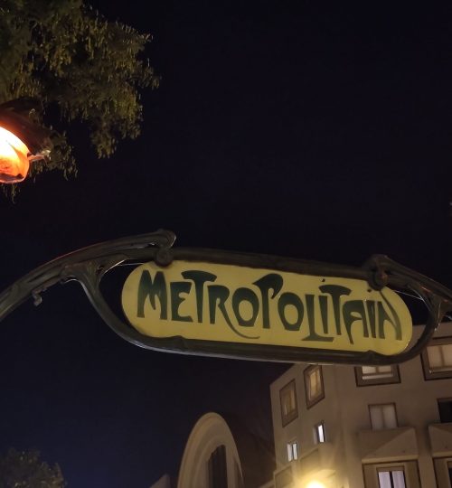 Ein sehr schönes und ikonisches Eingangsschild zur Pariser Metro.