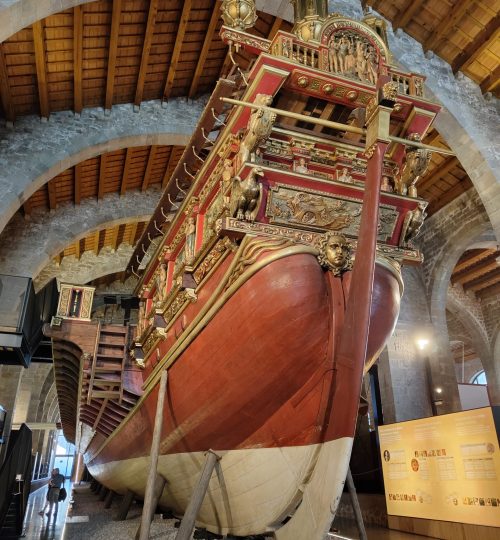 Ein Nachbau der Galeere "Real" im Museu Marítim de Barcelona - der zugehörige Wikipedia-Artikel ist sehr lesenswert.