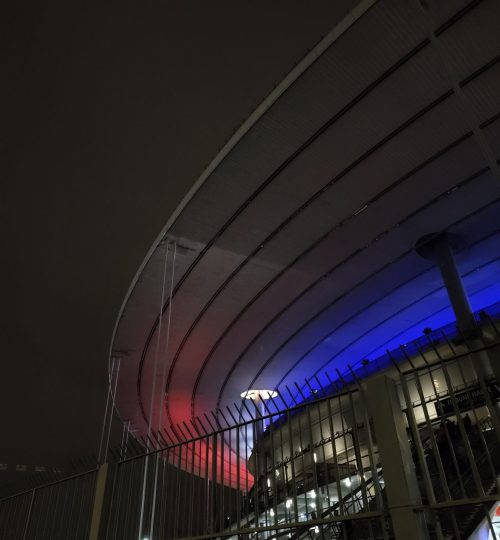 Das Stade de France in Paris - beleuchtet in den Farben Frankreichs.