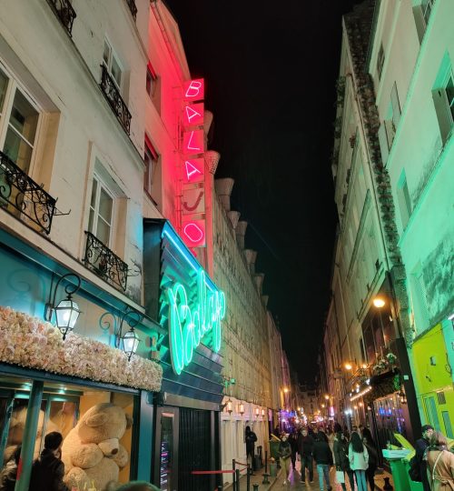 Eine Kneipenstraße in Bastille am Freitagabend.