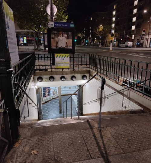 Nachts sind die Métros in Paris von etwa 1 Uhr bis 5 Uhr geschlossen. Hier sieht man einen versperrten Metroeingang. Man kommt dann nur noch mit Bussen von A nach B.