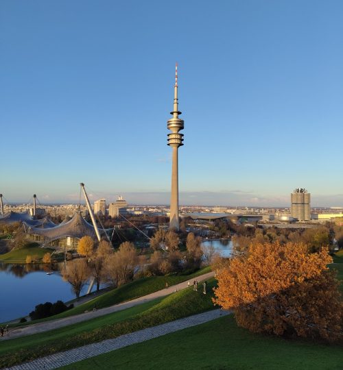 Der Fernsehturm München - gesehen vom Olympiaberg. Auf diesem Gelände fanden 1972 die olympischen Sommerspiele statt.