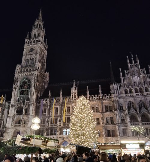 Ein Weihnachtsmarkt vor dem Münchner Rathaus.