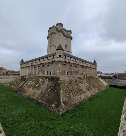 Der Turm des Château de Vincennes. Dort haben im Mittelalter einige Zeit lang Frankreichs Könige residiert.
