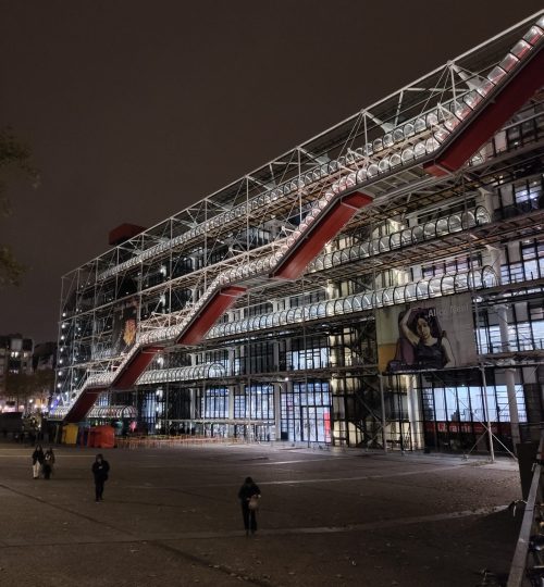 Das Centre Georges Pompidou bei Nacht.