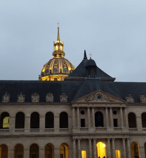 Die Kuppel des Hôtel des Invalides, die von außen schön beleuchtet wird.