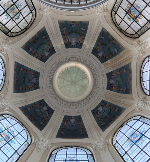 Die Kuppel eines sehr schönen Treppenaufgangs im Palais des Beaux Arts.