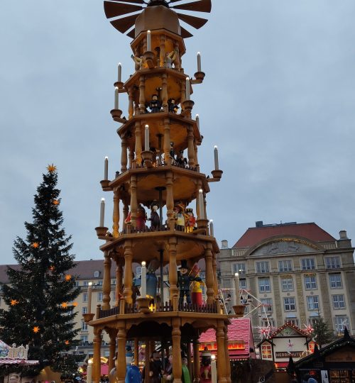 Die weltgrößte Stufenpyramide auf dem Dresdner Striezelmarkt. Seit 1434 findet dieser Weihnachtsmarkt statt und gehört damit zu den ältesten in Europa.