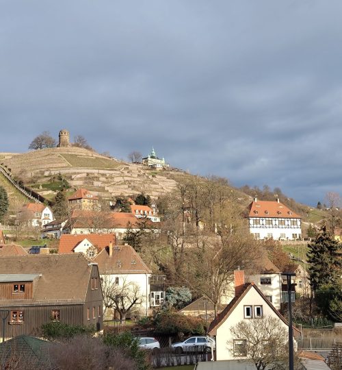 Ein letztes Bild aus der Heimat: Bismarckturm und Spitzhaus im Hintergrund und rechts in der Mitte Schloss Hoflößnitz.