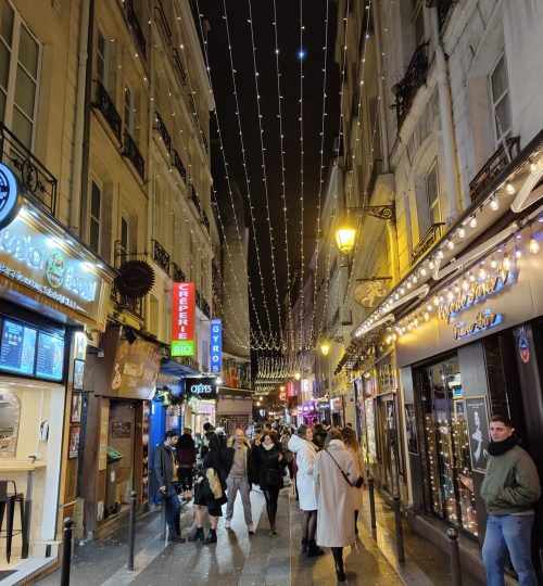 Die Rue de la Huchette bei Nacht im Quartier Latin. Hier findet man zu fast jeder Uhrzeit etwas zum Essen.