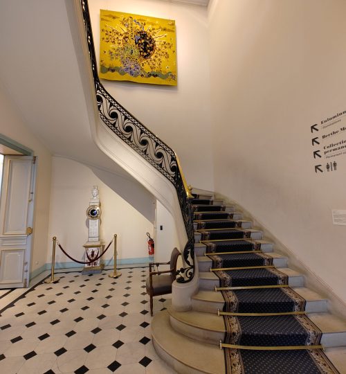Hier sieht man die schöne Treppe der Villa, die ins Obergeschoss führt, wo man weitere Bilder sehen kann - unter anderem von der Impressionistin Berthe Morisot.