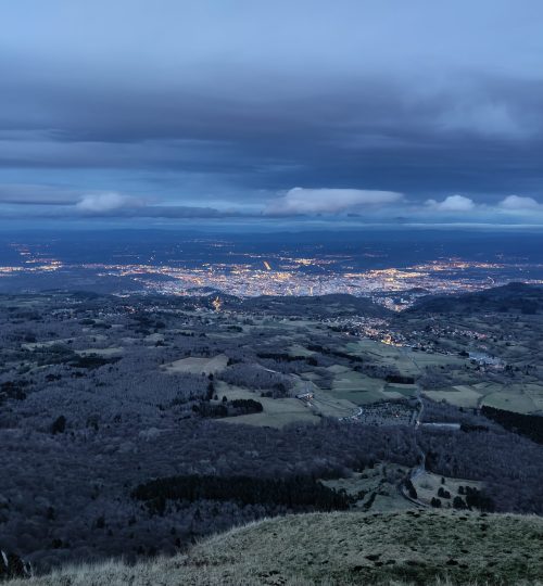Von ganz oben hat man einen wunderbaren Ausblick auf die gesamte Region - hier sieht man Clermont-Ferrand. Auf dem Puy de Dôme wurde Ende des 19. Jahrhunderts tatsächlich ein römischer Tempel aus dem 2. Jahrhundert gefunden.