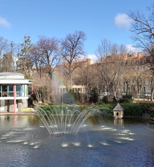 Der Jardin Lecoq mit einem Springbrunnen, in dem ich einen Regenbogen entdecken konnte.