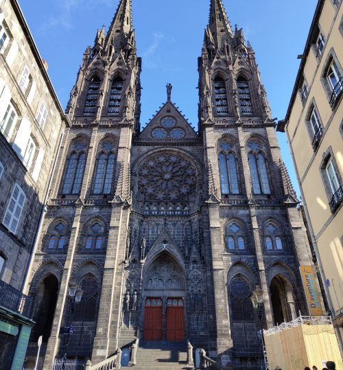 Hier sieht man die Fassade der Kathedrale von Clermont-Ferrand.