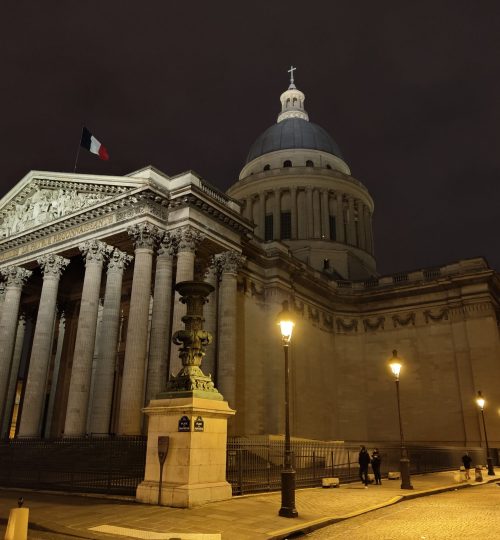 Gleich in der Nachbarschaft liegt das Panthéon. Aufgrund der Wintermonate sind weniger Tourist:innen in Paris unterwegs. Dennoch hat man nicht das Gefühl, dass es weniger Menschen seien.