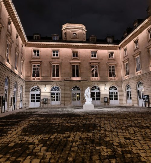 Das ist der Innenhof des Collège de France - eine öffentliche Universität in Paris.