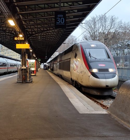 Ein TGV kommt am Gare de l'Est an.
