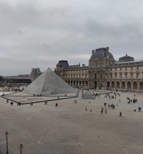 Ein Bild aus den Gängen des Louvre auf die berühmte Glaspyramide, die als Eingang zum Museum dient.