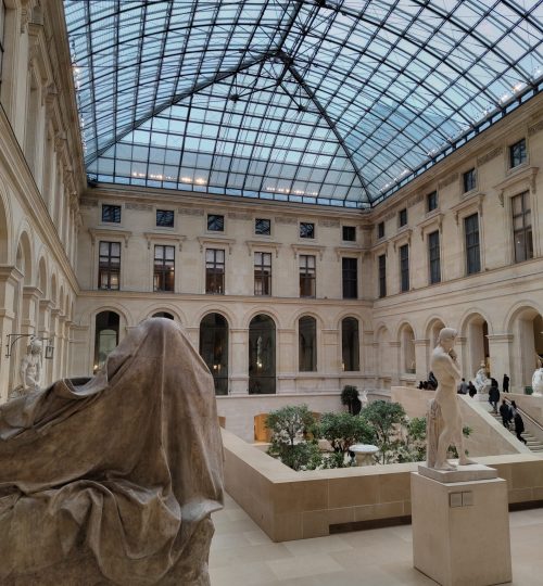 Und hier ein großer überdachter Innenhof des Louvre, in dem Skulpturen ausgestellt werden.