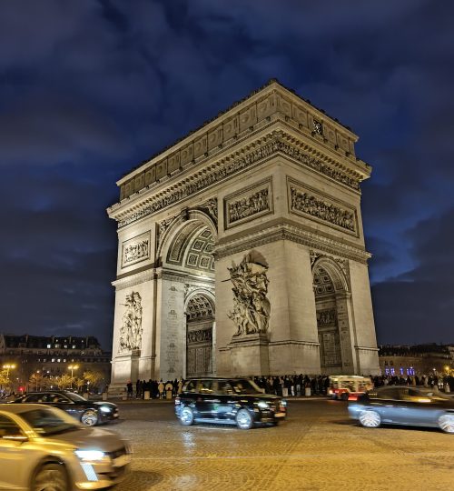 Der Arc de Triomphe am Abend. Es macht Spaß einfach einmal das Verkehrstreiben vor ihm zu beobachten.