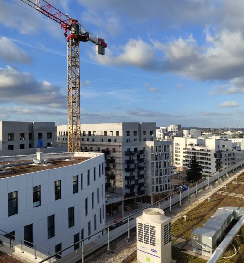 Ein Blick aus dem Fenster der Wohnung in Massy-Palaiseau. Auch hier wird sehr viel gebaut. Und tatsächlich lässt sich der Tour Eiffel am Horizont rechts erkennen.