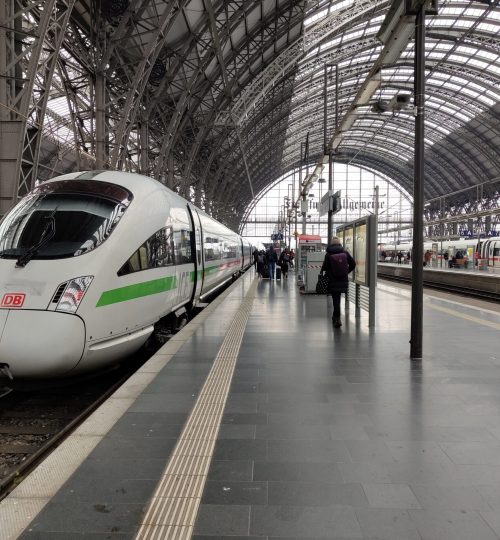 Am Samstag bin ich dann mit dem Zug nach Jena gefahren, um mein Wochenende dort zu verbringen und am Montag und Dienstag der nächsten Woche beim Evaluation Visit der Max Planck School of Photonics teilzunehmen. Hier habe ich ein Bild von meinem ICE am Frankfurter Hauptbahnhof gemacht.