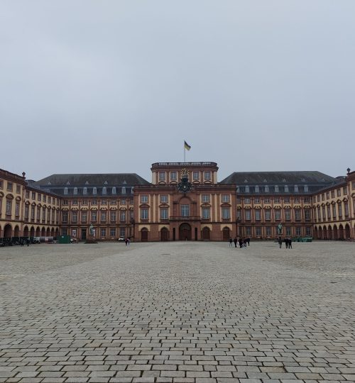 Auf meiner Rückfahrt nach Paris hatte ich einen einstündigen Aufenthalt in Mannheim, den ich nutzte, um kurz durch die Stadt zu laufen. Hier zu sehen ist das Schloss Mannheim, in dem sich unter anderem ein Teil der Universität Mannheim befindet.