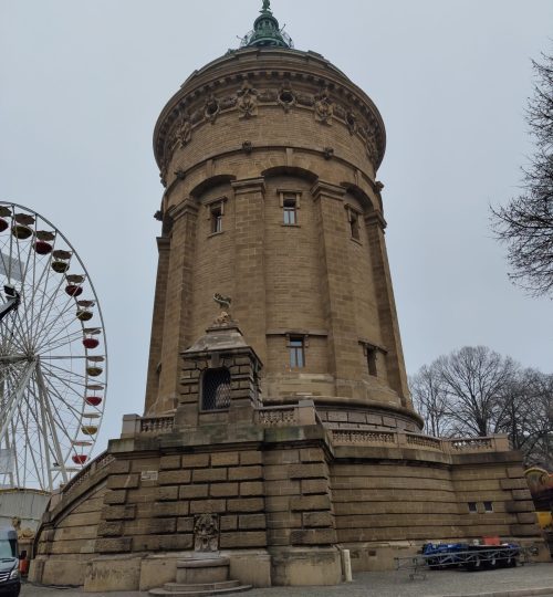 Hier sieht man den Wasserturm von Mannheim. Zudem ist der Innenstadtaufbau von Mannheim sehr interessant: Er ist rechteckig und alle Areale haben wie beim Schach eine einen Buchstaben und eine Zahl zur Orientierung.