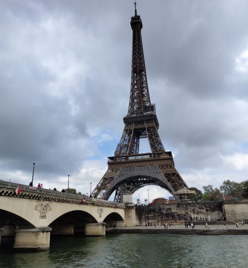 Am Montag machte ich eine Bootsfahrt auf der Seine, wobei dieses Bild des Eiffelturms und der davorliegenden Pont d'Iéna entstand.
