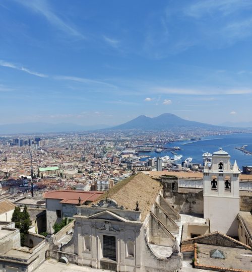 Über die Stadt Neapel hat man vom Schloss Sant Elmo aus einen wunderbaren Blick. Im Hintergrund sieht man einen der bekanntesten Vulkane Europas - den Vesuv.