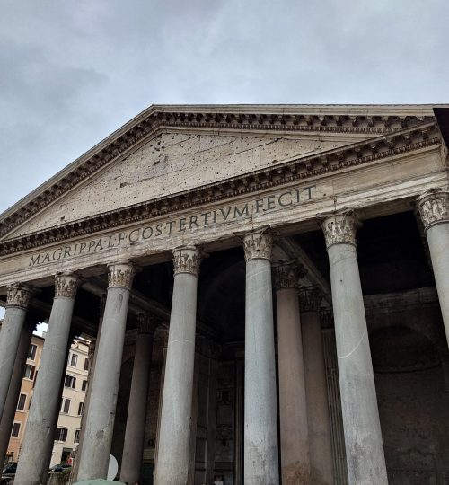 Den Anfang in Rom machte das Pantheon. Früher war es den römischen Göttern geweiht. Heutzutage ist es eine katholische Kirche. 1700 Jahre lang hatte das Gebäude die größte Kuppel der Welt (bezogen auf den Innendurchmesser).