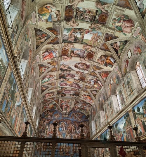 Der Einfluss von Michelangelo auf die Gebäude im Vatikan war enorm. So malte er die Deckenfresken der Sixtinischen Kapelle (hier zu sehen) vollständig alleine und war die letzten Jahre seines Lebens der leitende Architekt des Petersdoms, den er maßgäblich beeinflusste.